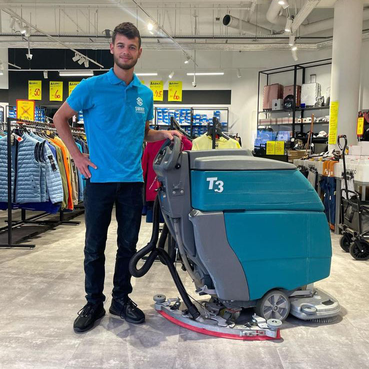 Schoonmaak in een winkelcentrum: medewerker met schrobmachine op de winkelvloer